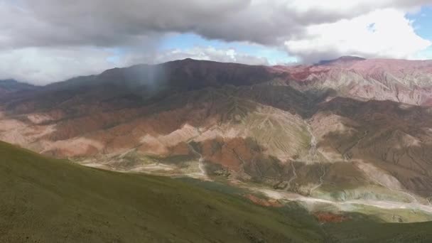 Altiplano 阿根廷胡胡胡伊州胡马瓦卡市五彩缤纷的高山角斗士的空中景观 — 图库视频影像