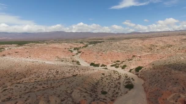 Luftaufnahme Der Trockenen Wüste Dünen Und Berge Einem Sonnigen Tag — Stockvideo