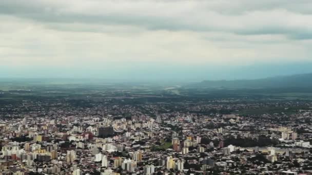 Pan Miasta Salta Argentynie Otoczony Wzgórzami Pod Chmurnym Niebem — Wideo stockowe