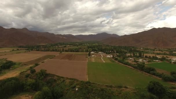 Légi Felvétel Szőlőültetvények Szántóföldek Cachi Argentína Egy Gyönyörű Hegyi Háttér — Stock videók