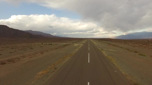 Vue Aérienne Route Asphaltée Vide Travers Désert Aride Les Montagnes — Video