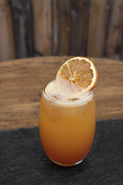 Kokteyl. Rom ve portakal suyu olan bir bardağın yakın görüntüsü..