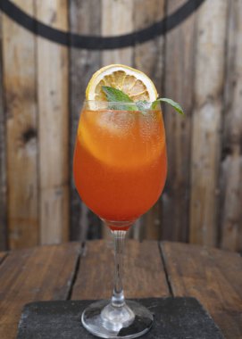 Votka ve portakal suyundan yapılmış tornavida içeceği..