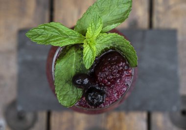 Kokteyller. Kırmızı böğürtlenli, nane yapraklı Daiquiri.. 