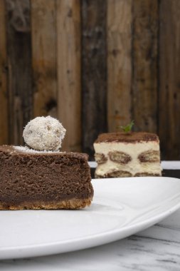 Tatlı tatlılar. Ön planda hindistancevizli mantarlı çikolatalı cheesecake ve arka planda İtalyan tiramisusu, mascarpone peyniri, kahve ve vanilyalı bisküvi..