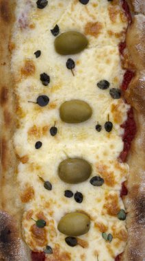 Zeytinli ve taze kekik yapraklı ev yapımı mozzarella peynirli pizza..