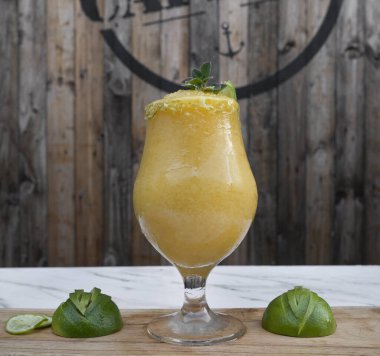 Tutkulu meyveli limonlu kokteylin yakın görüntüsü..