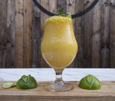 Tutkulu meyveli limonlu kokteylin yakın görüntüsü..