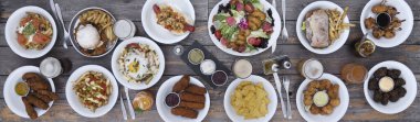 Gastronomi. Restorandaki masa yemek için hazır. Ahşap masanın üst manzarası farklı yemekler ve soslarla dolu.. 