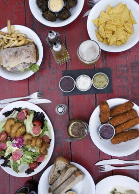 Lezzetli yemeklerle dolu bir restoran manzarası.. 