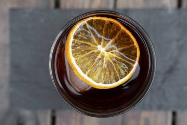 Kokteyller. Negroni alkollü içeceğinin en üst görüntüsü, kurumuş portakal dilimli..