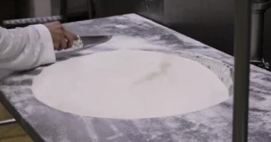 Gıda endüstrisi ve işleme. Beyaz şekerin paslanmaz bir huni makinesinden geçişini yakından izle.