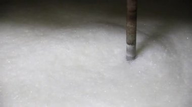 Gıda işleme. Endüstriyel dondurma üretimi. Köpüklü tarifi karıştıran makinenin yakın görüntüsü