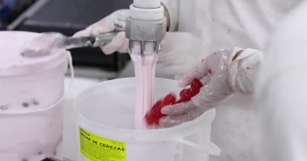 Industria Alimentară Procesul Producție Înghețatei Vedere Aproape Înghețatei Cireșe Înghețată — Videoclip de stoc