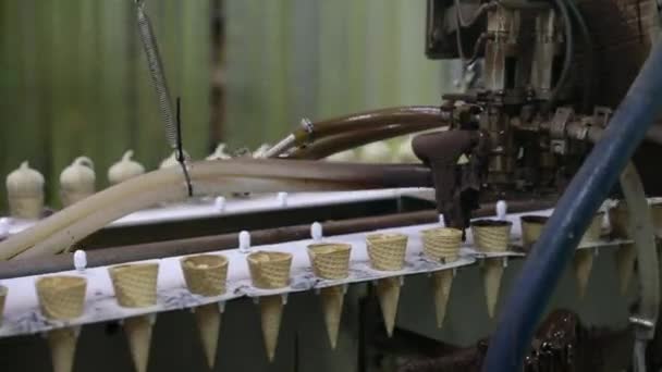Indústria Alimentar Automação Fabricação Vista Uma Máquina Elétrica Pulverizando Chocolate — Vídeo de Stock
