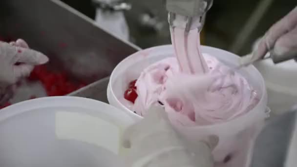 Пищевой Промышленности Процесс Производства Мороженого Крупный План Вишневого Мороженого Выходящего — стоковое видео