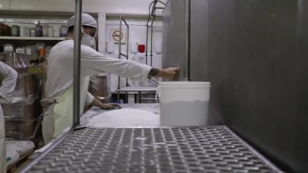 食品産業について 産業用アイスクリーム生産 ステンレス製のファンネルマシンに白砂糖を空にした工場労働者の様子 — ストック動画