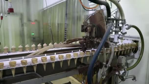 Elintarviketeollisuus Automaatio Valmistus Näkymä Sähköinen Kone Suihkuttamalla Suklaata Käpyjä — kuvapankkivideo