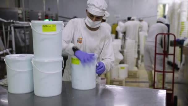 食品産業について 工場周辺のアイスクリームプラスチック容器を運ぶ労働者の様子 — ストック動画