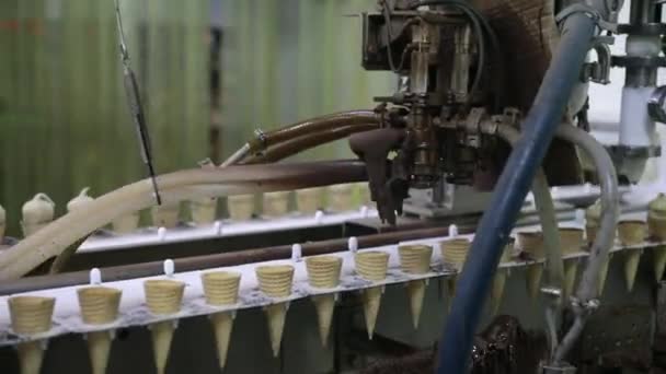 Voedingsmiddelenindustrie Automatisering Productie Zicht Een Elektrische Machine Die Chocolade Kegels — Stockvideo