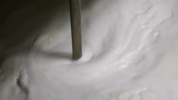 食品加工について 産業用アイスクリーム生産 ファミリーレシピを混合するマシンのクローズアップビュー — ストック動画
