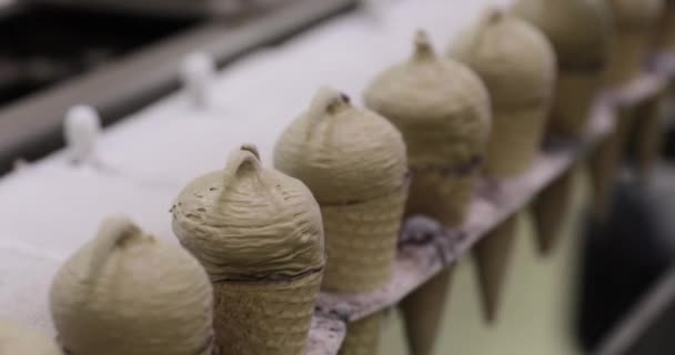 Yiyecek Endüstrisi Çikolatalı Dondurma Taşıyan Bir Elektrik Makinesinin Yakın Görüntüsü — Stok video