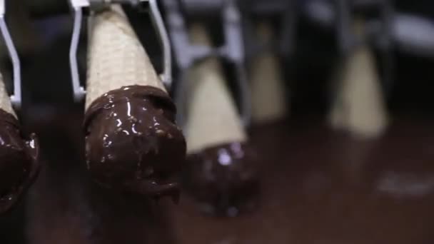 食品工业 工业冰淇淋生产线 将冰淇淋圆锥浸入液体巧克力和花生中的自动售货机的全景 — 图库视频影像