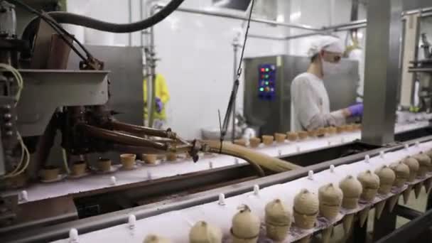 Βιομηχανικά Μηχανήματα Παραγωγής Παγωτού Άποψη Ηλεκτρικής Μηχανής Που Ψεκάζει Σοκολάτα — Αρχείο Βίντεο