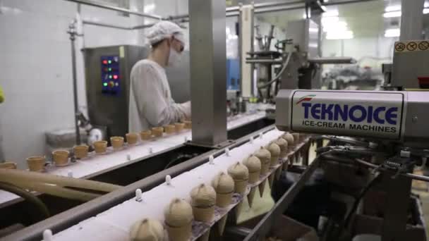 食品産業について 産業アイスクリーム工場ライン アイスクリームコーンとオペレータの様子 — ストック動画
