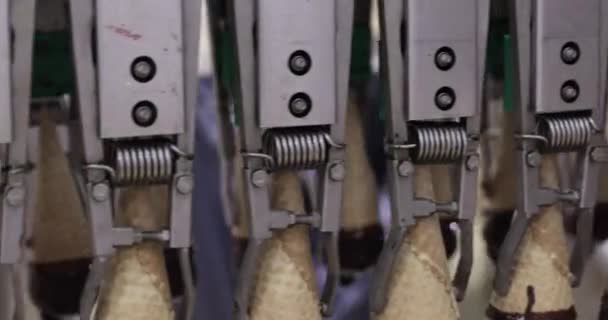 Пищевая Промышленность Технологии Крупный План Машины Перевозящей Промышленные Рожки Мороженого — стоковое видео
