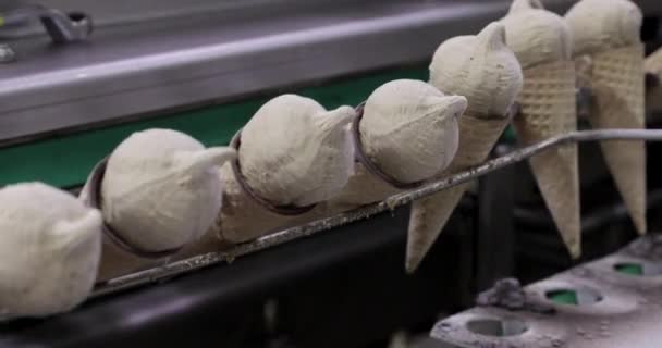 Potravinářství Detailní Pohled Elektrický Stroj Přepravující Čokoládové Zmrzlinové Kornety — Stock video