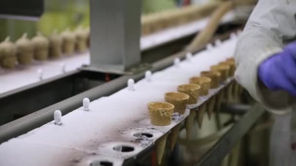 Пищевой Промышленности Линия Промышленного Мороженого Крупный План Оператора Перчатками Помещающими — стоковое видео