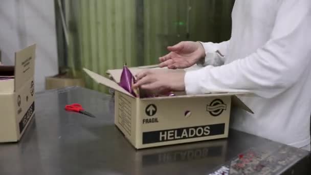 Livsmedelsindustrin Närbild Bild Fabriksarbetare Boxning Glass Kottar Redo För Distribution — Stockvideo