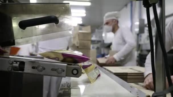 Industria Alimentaria Línea Producción Vista Cerca Una Máquina Embalaje Comercial — Vídeo de stock