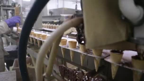 Industria Alimentaria Automatización Fabricación Vista Una Máquina Eléctrica Rociando Chocolate — Vídeo de stock