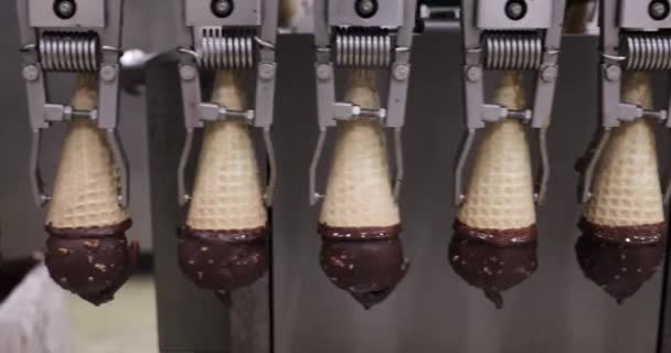 食品工业和制造业 用巧克力和花生包裹的工业冰淇淋圆锥运输机的全景 — 图库视频影像