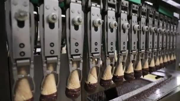 食品工业和制造业 用巧克力和花生包裹的工业冰淇淋圆锥运输机的全景 — 图库视频影像