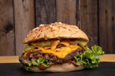 Çok katlı hamburger. Çedar peyniri ve guacamole hamburgerinin yakın plan görüntüsü..