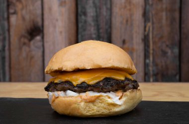 Çedar peynirli geleneksel çizburger.. 