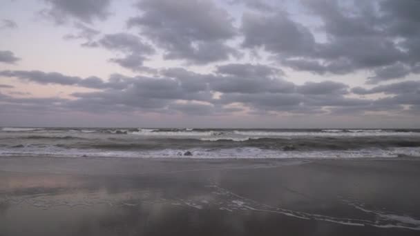 Vacaciones Vista Panorámica Playa Vacía Océano Bajo Cielo Mágico Atardecer — Vídeos de Stock
