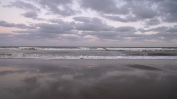 Vacaciones Vista Panorámica Playa Vacía Océano Bajo Cielo Mágico Atardecer — Vídeo de stock