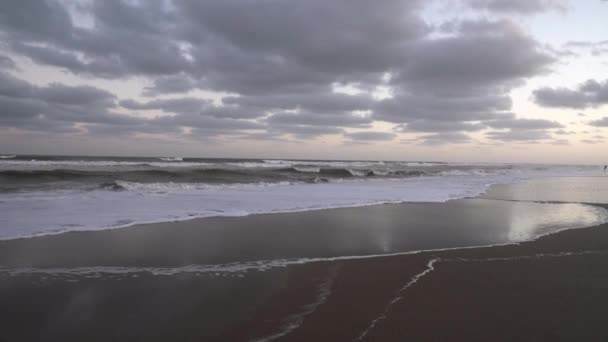 Vacaciones Vista Panorámica Playa Vacía Océano Bajo Cielo Mágico Atardecer — Vídeos de Stock