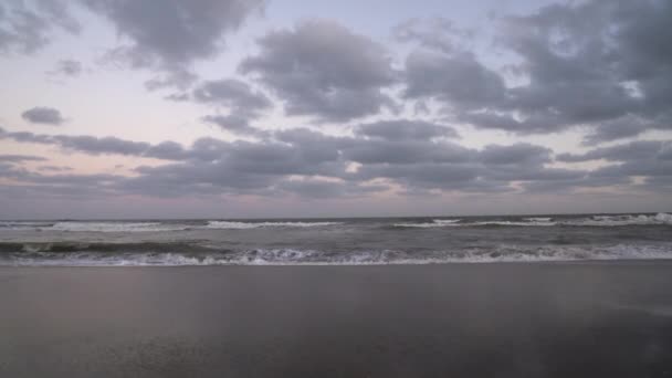 Dovolená Panorama Pohled Prázdnou Pláž Oceán Pod Kouzelnou Oblohou Západu — Stock video