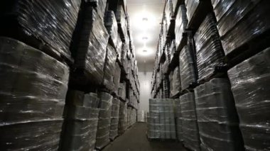 Endüstriyel depo Teslimata hazır kutularla dolu deponun görüntüsü.