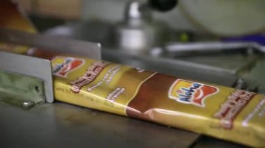 Yiyecek endüstrisi. Paketleme teknolojisi. Ticari dondurma tabletleri paketleme makinesinin yakın görüntüsü.