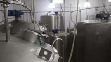 Endüstriyel Fabrikadaki çelik tankların görüntüsü.