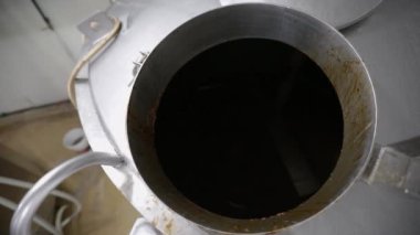 Gıda işleme teknolojisi. Açık kapaklı çelik bir tankın üst görüntüsü.