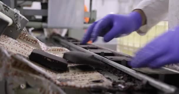 산업용 아이스크림 컨베이어 벨트를 초콜릿에 아이스크림 정제를 장갑을 착용하는 노동자의 — 비디오