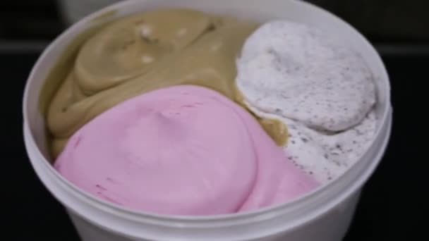 アイスクリーム工場 異なる味の商業アイスクリームポットを輸送するコンベアベルトのトップビュー — ストック動画