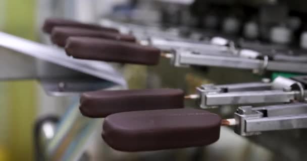工业冰淇淋工厂 食品生产自动化和自动化技术 运送和包装涂有巧克力的奶油棒棒糖的机器视图 — 图库视频影像